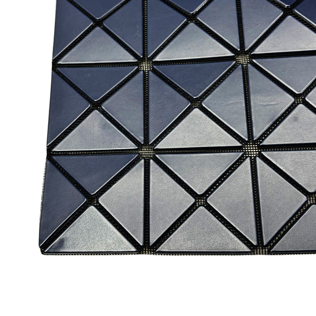 ISSEY MIYAKE BAOBAO イッセイミヤケ バオバオ ルーセントマット トートバッグ 8×8 ネイビー系 BB93-AG672