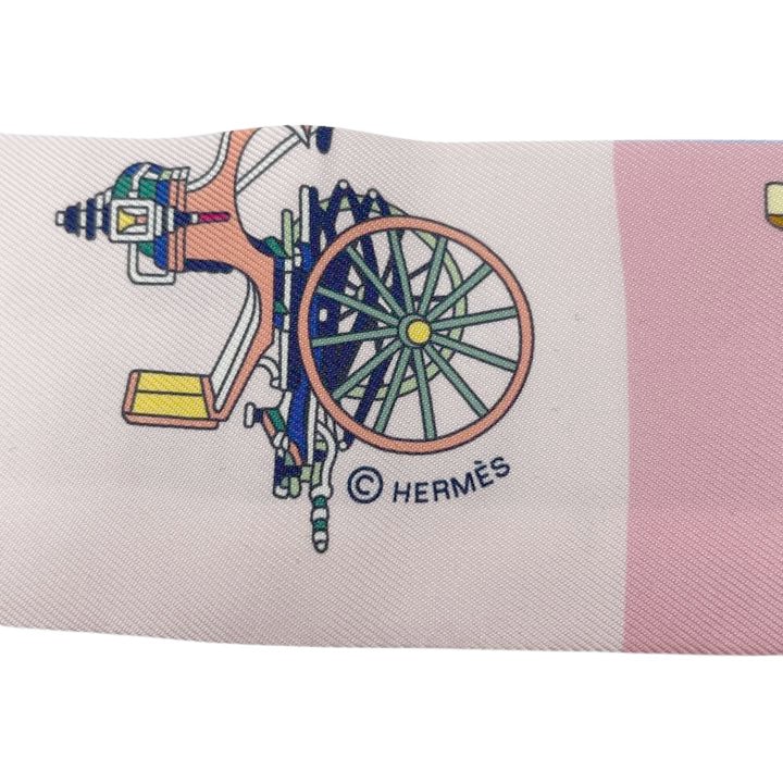 HERMES エルメス スカーフ ツイリー 『Voitures Exquises(精巧な馬車)』 シルク パステル系ブルー ピンク 水色 マルチカラー 2021SS