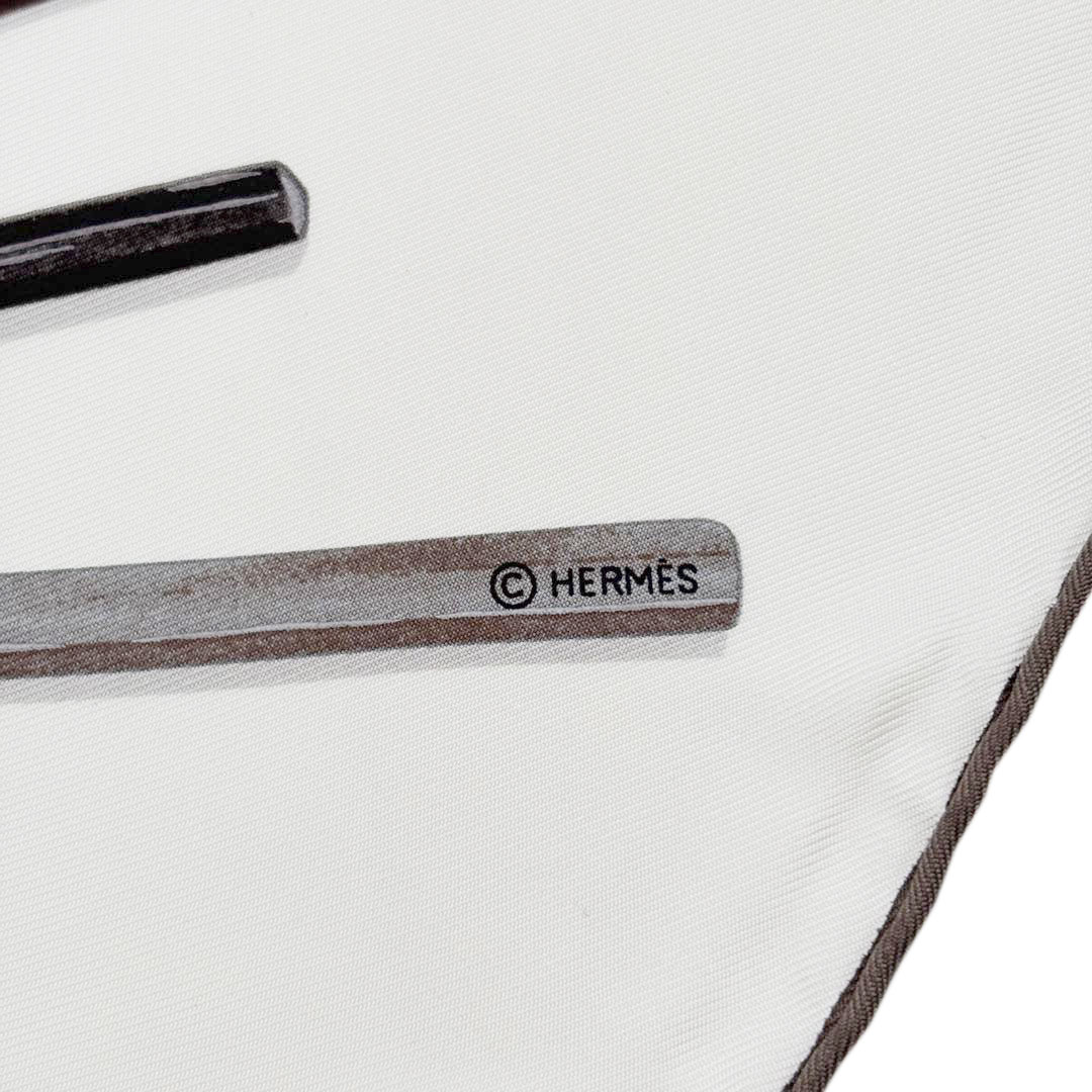 HERMES エルメス スカーフ カレ90 『A VOS CRAYONS(さあ色鉛筆を出して！)』 シルク アイボリー系