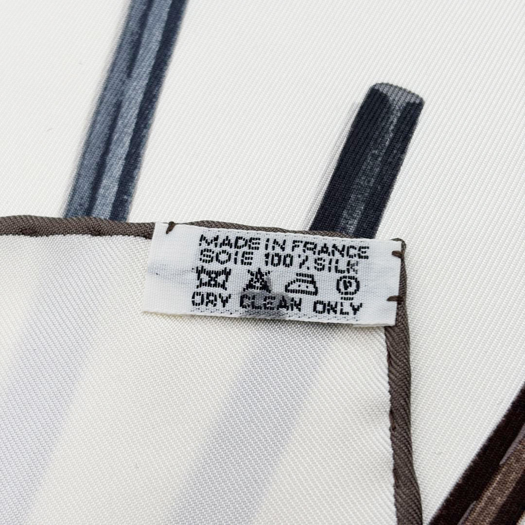 HERMES エルメス スカーフ カレ90 『A VOS CRAYONS(さあ色鉛筆を出して！)』 シルク アイボリー系