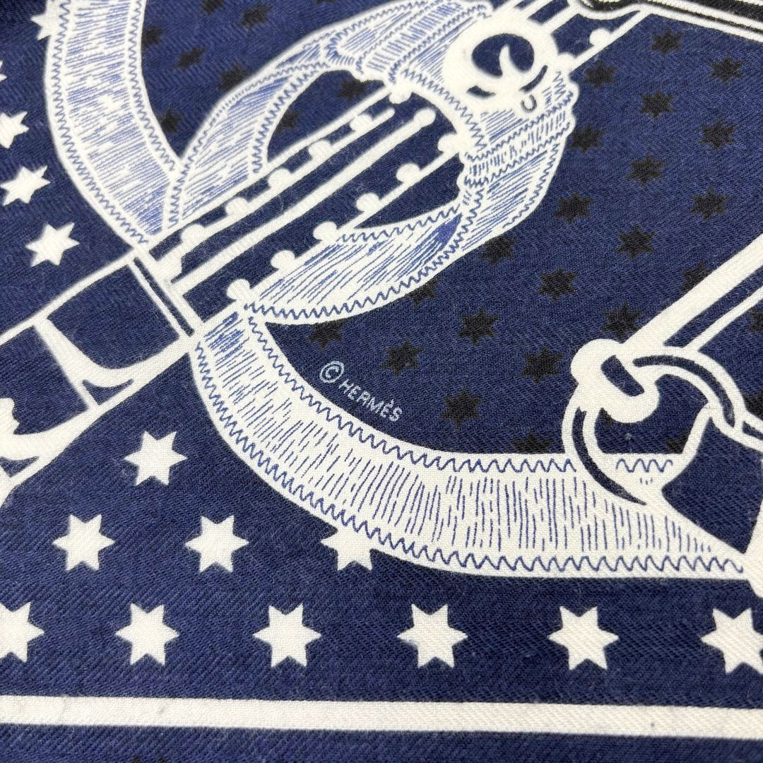 HERMES エルメス ショール カレジェアン140 『Eperon d'Or Bandana(エプロン・ドール・バンダナ)』 カシシル マリン/ホワイト/ブラック