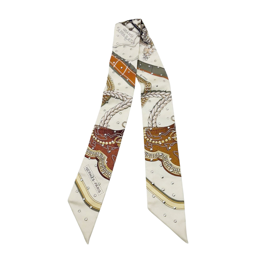HERMES エルメス スカーフ ツイリー 『GRAND APPARAT グラン・アパラ(盛装の馬)』 スタッズ付き シルク CREME/CUIR/DORE