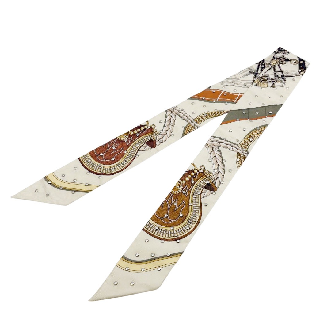 HERMES エルメス スカーフ ツイリー 『GRAND APPARAT グラン・アパラ(盛装の馬)』 スタッズ付き シルク CREME/CUIR/DORE