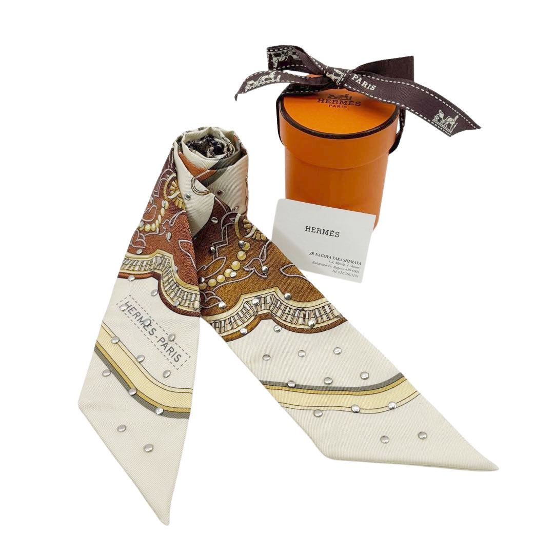 HERMES エルメス スカーフ ツイリー 『GRAND APPARAT グラン・アパラ(盛装の馬)』 スタッズ付き シルク CREME/CUIR/DORE
