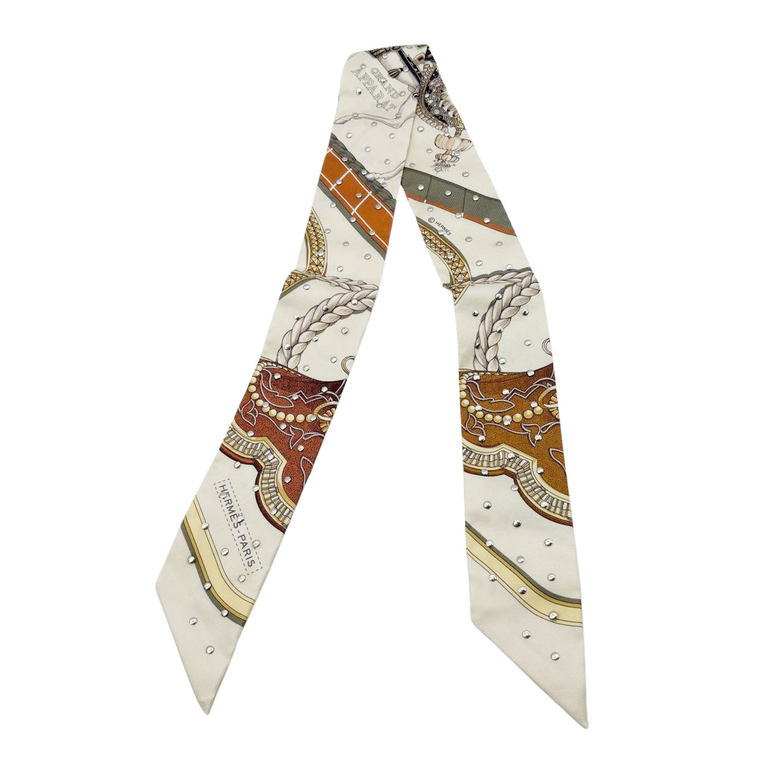 HERMES エルメス スカーフ ツイリー 『GRAND APPARAT グラン・アパラ(盛装の馬)』 スタッズ付き シルク CREME/CUIR/DORE