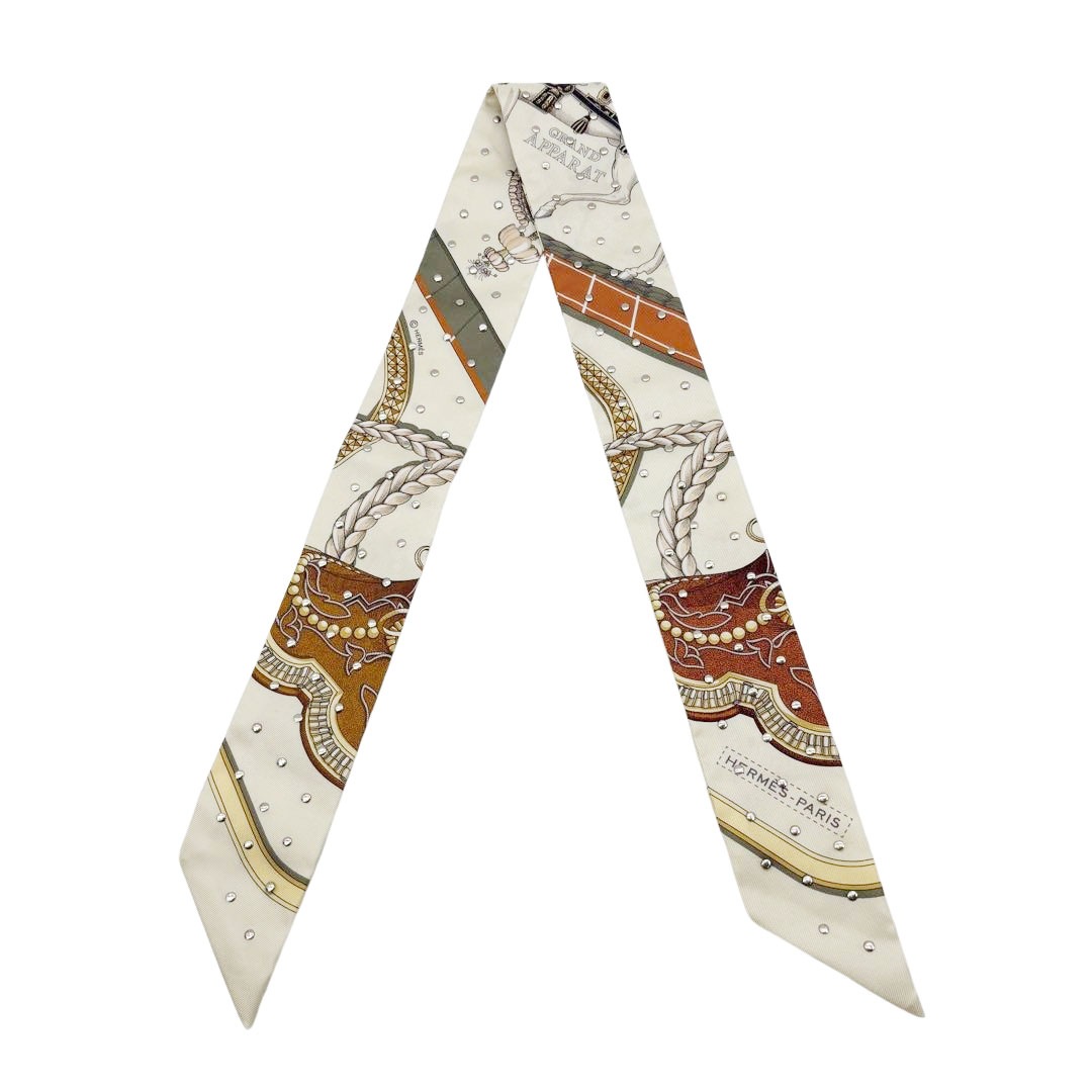 HERMES エルメス スカーフ ツイリー 『GRAND APPARAT グラン・アパラ(盛装の馬)』 スタッズ付き シルク CREME/CUIR/DORE