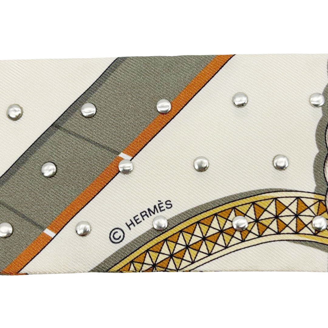 HERMES エルメス スカーフ ツイリー 『GRAND APPARAT グラン・アパラ(盛装の馬)』 スタッズ付き シルク CREME/CUIR/DORE