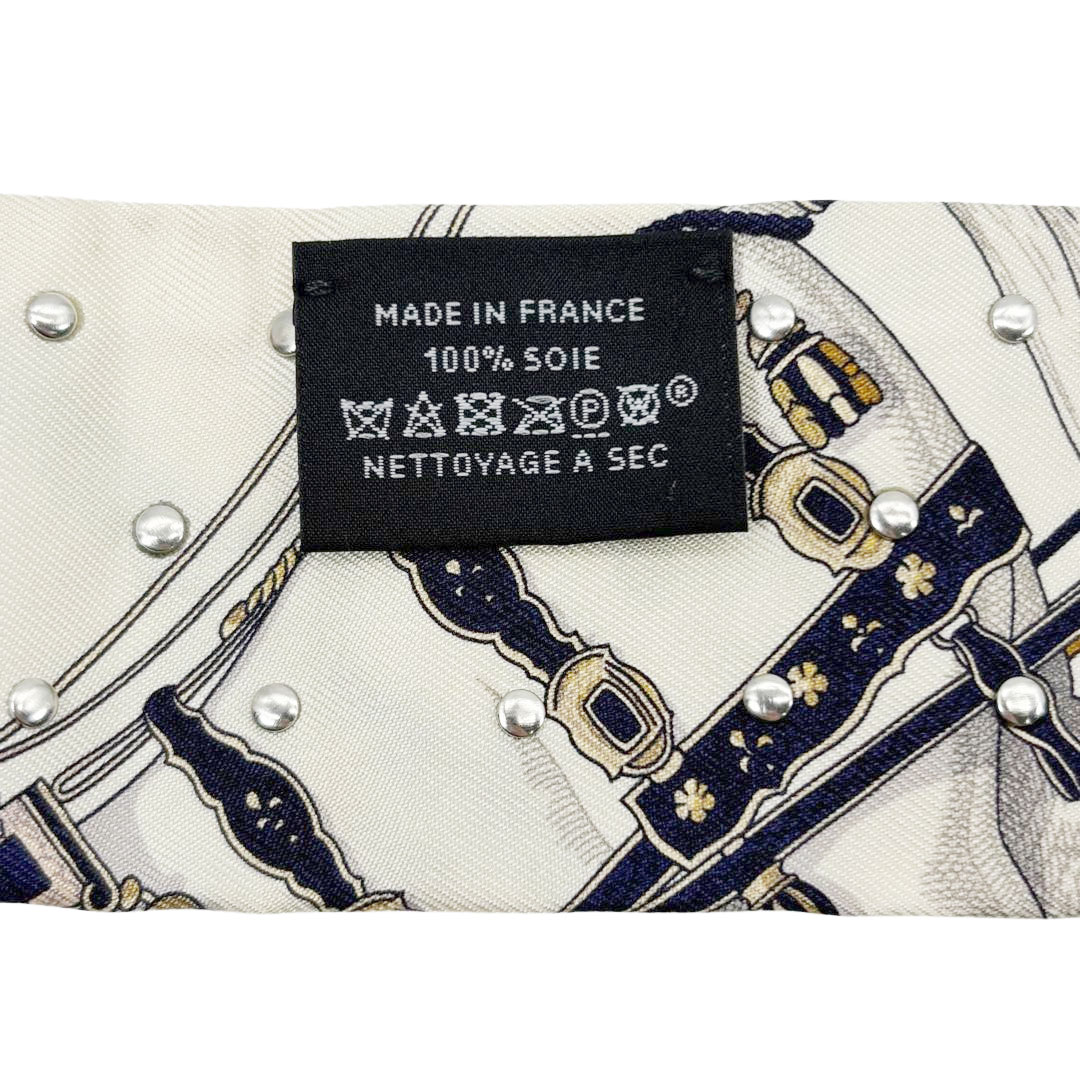 HERMES エルメス スカーフ ツイリー 『GRAND APPARAT グラン・アパラ(盛装の馬)』 スタッズ付き シルク CREME/CUIR/DORE