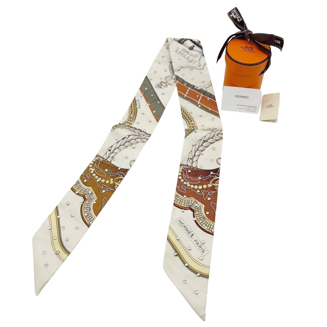 HERMES エルメス スカーフ ツイリー 『GRAND APPARAT グラン・アパラ(盛装の馬)』 スタッズ付き シルク CREME/CUIR/DORE