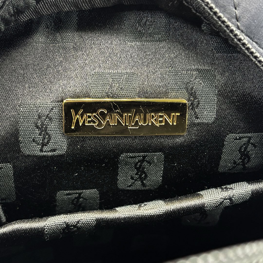 YvesSaintLaurent イヴサンローラン エンボスロゴ ハンドバッグ Yves Saint Laurent イヴサンローラン ミニハンドバッグ