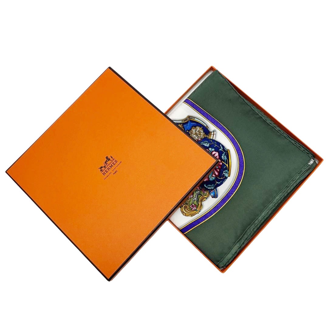 HERMES エルメス スカーフ カレ90 『Qu importe le flacon(香水柄)』 シルク グリーン/ホワイト