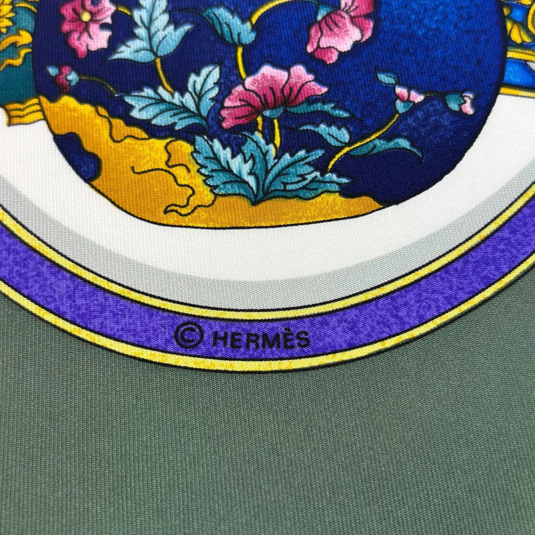 HERMES エルメス スカーフ カレ90 『Qu importe le flacon(香水柄)』 シルク グリーン/ホワイト