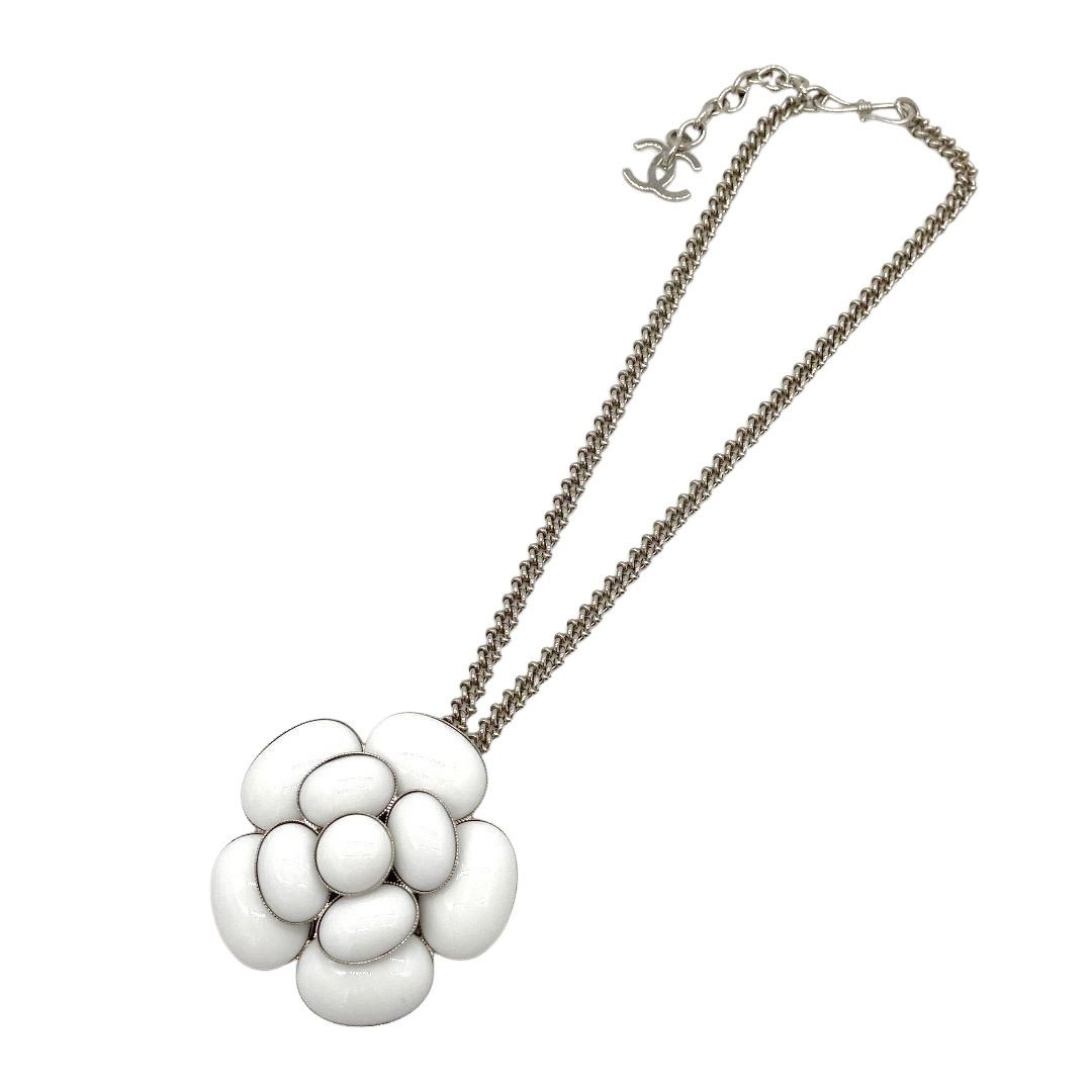 希少 CHANEL シャネル ネックレス カメリア スクエア シルバー製 希少 CHANEL シャネル ネックレス カメリア スクエア シルバー製