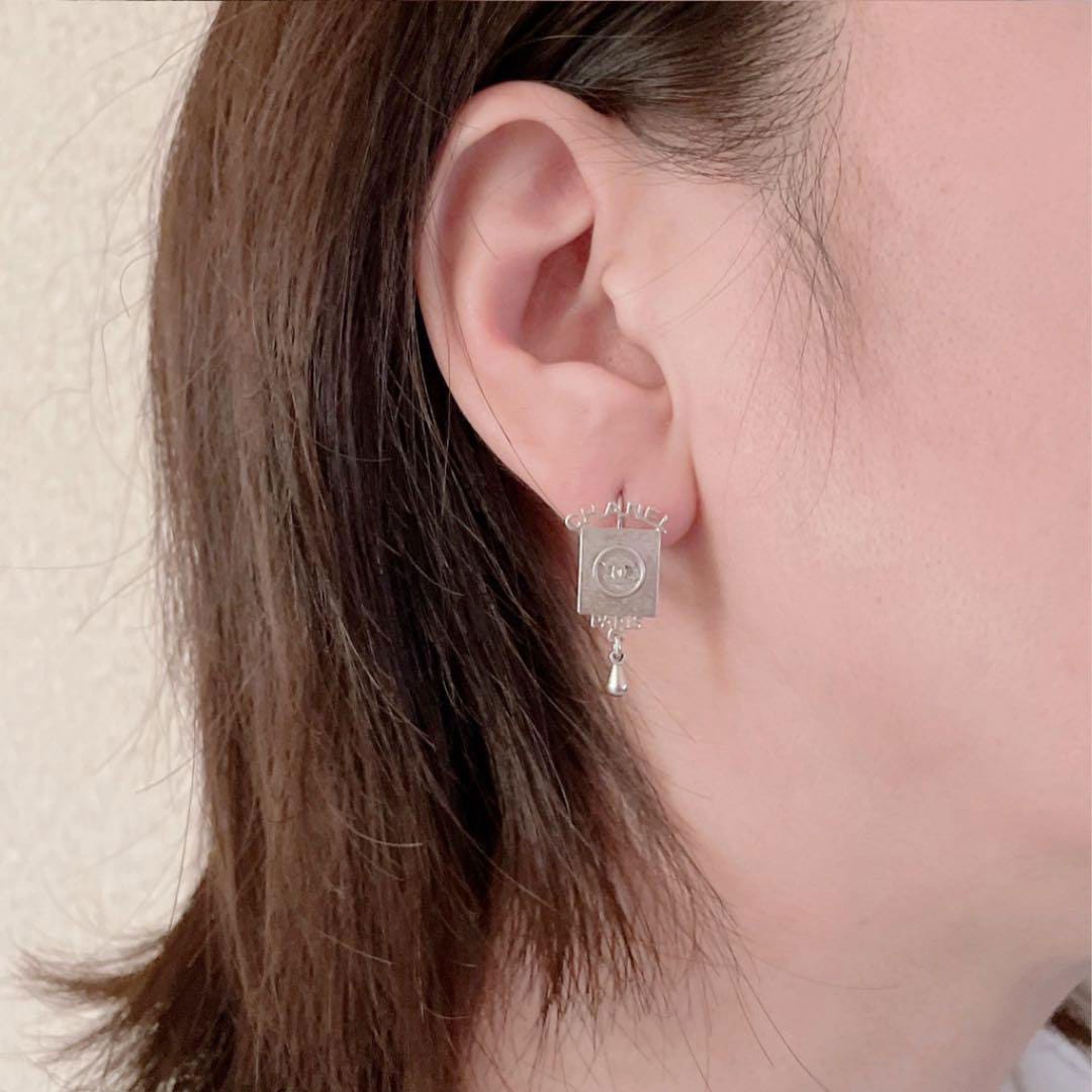 CHANEL シルバー ロゴプレート ピアス CHANEL シャネル ピアス プレート ロゴ ココマーク シルバー 00C