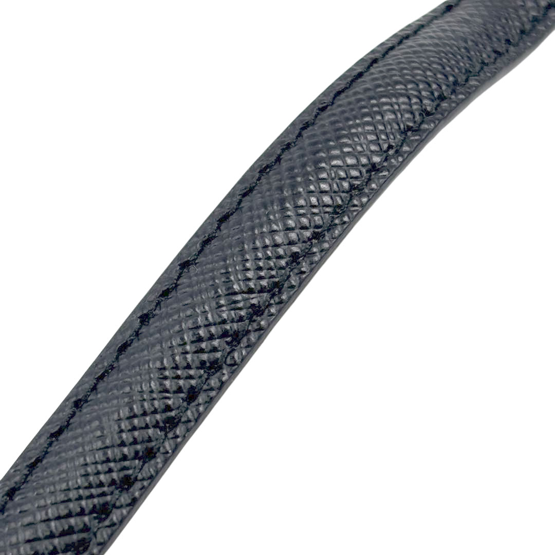 PRADA プラダ サフィアーノレザー ブレスレット Mサイズ 三角プレート付き ブラック/ゴールド金具 1IB351