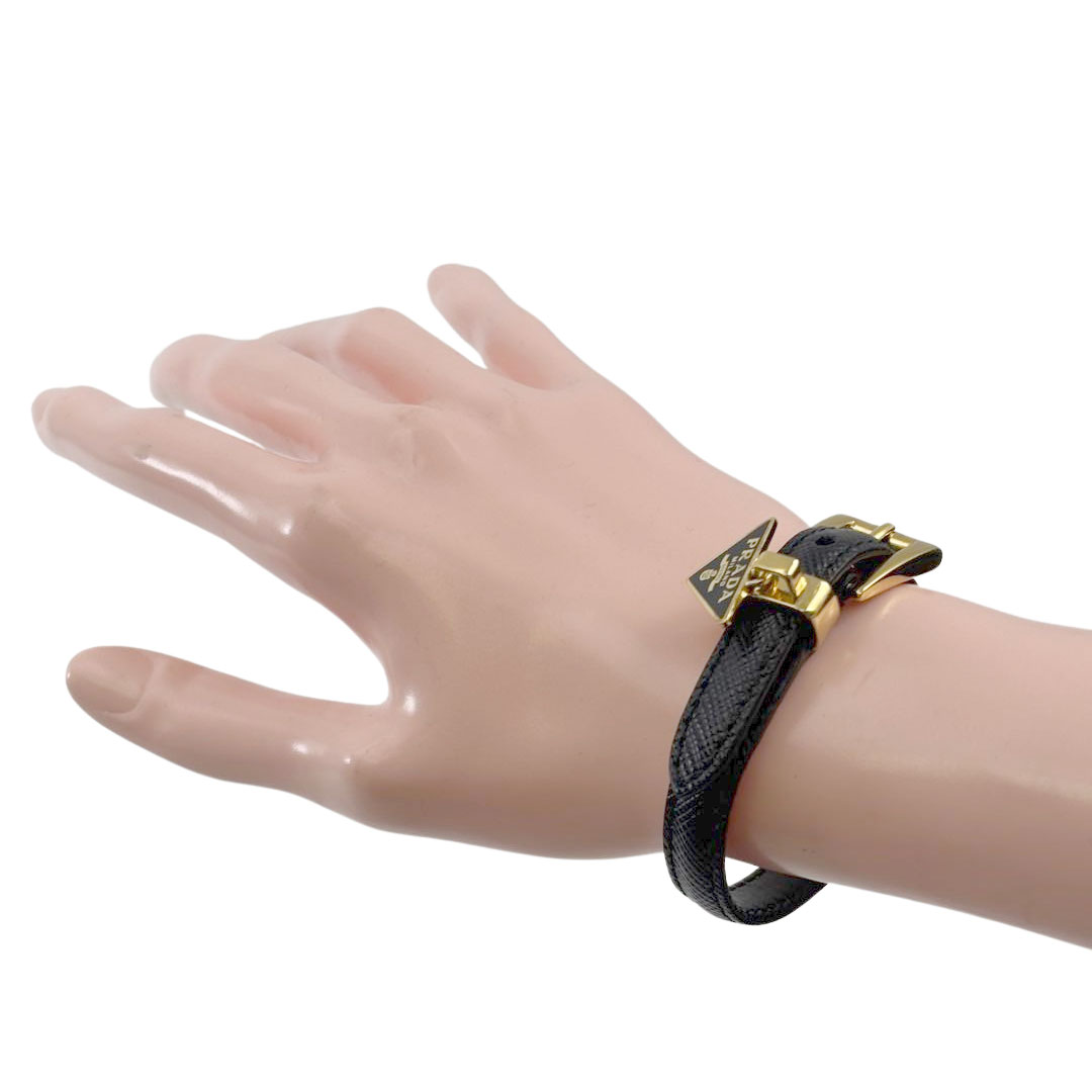 PRADA プラダ サフィアーノレザー ブレスレット Mサイズ 三角プレート付き ブラック/ゴールド金具 1IB351
