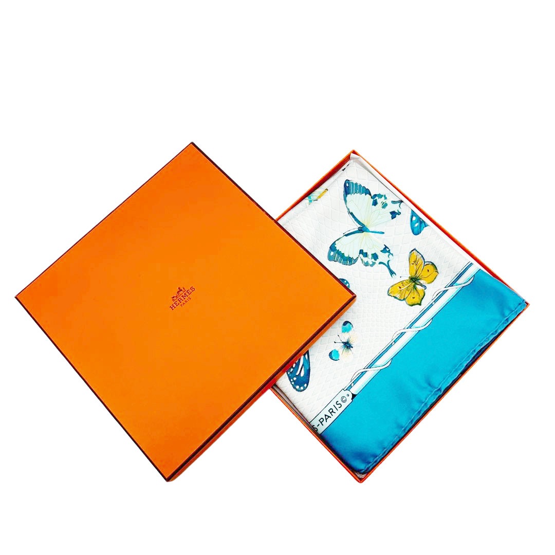 HERMES エルメス ヴィンテージスカーフ カレ90 『FARANDOLE(プロヴァンス地方の踊り)』 蝶々柄 シルク ライトブルー系