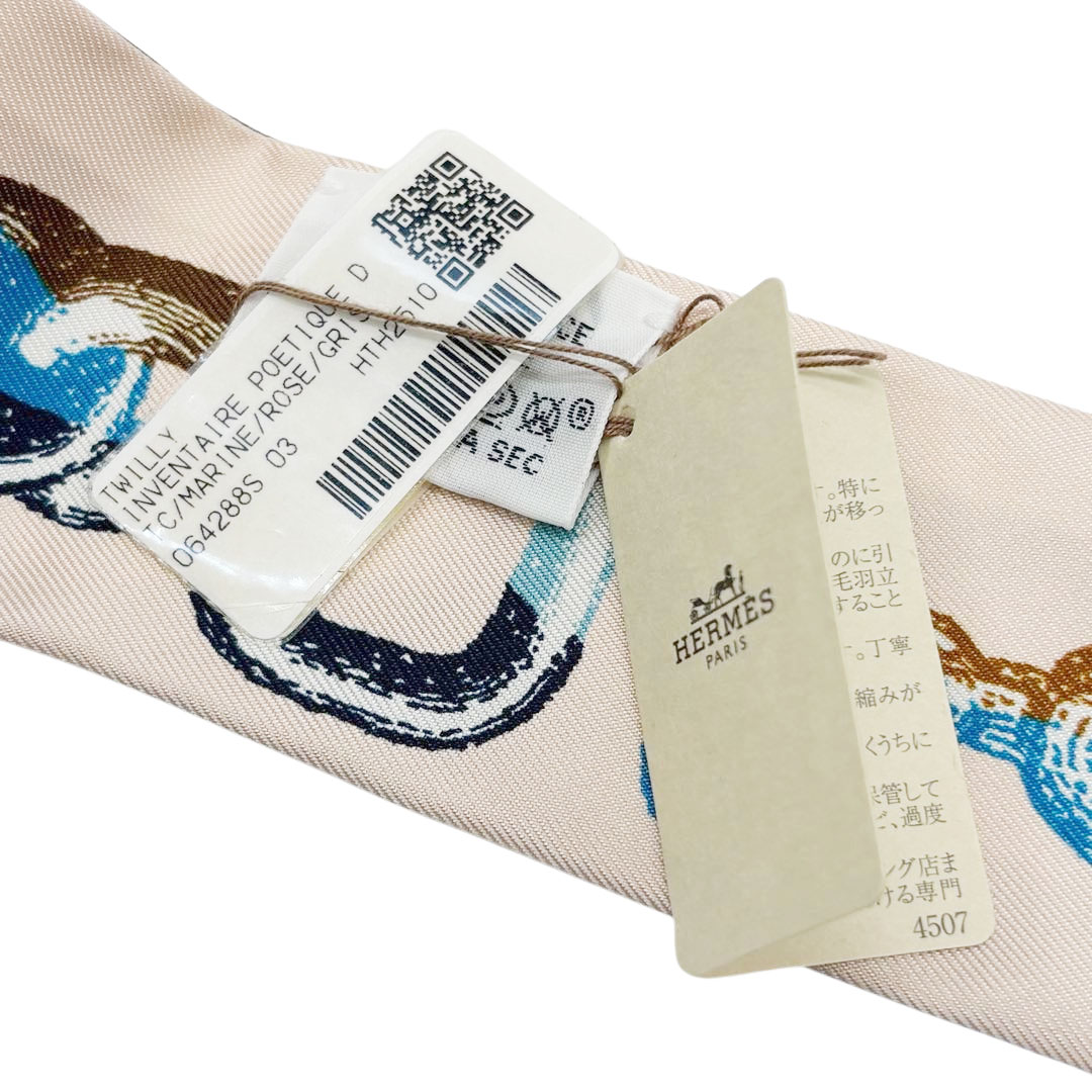 HERMES エルメス スカーフ ツイリー 『ブリッド・ア・ブロック/詩的な目録』 シルク ブルー・マリン/ピンク/グレー 2025年秋冬