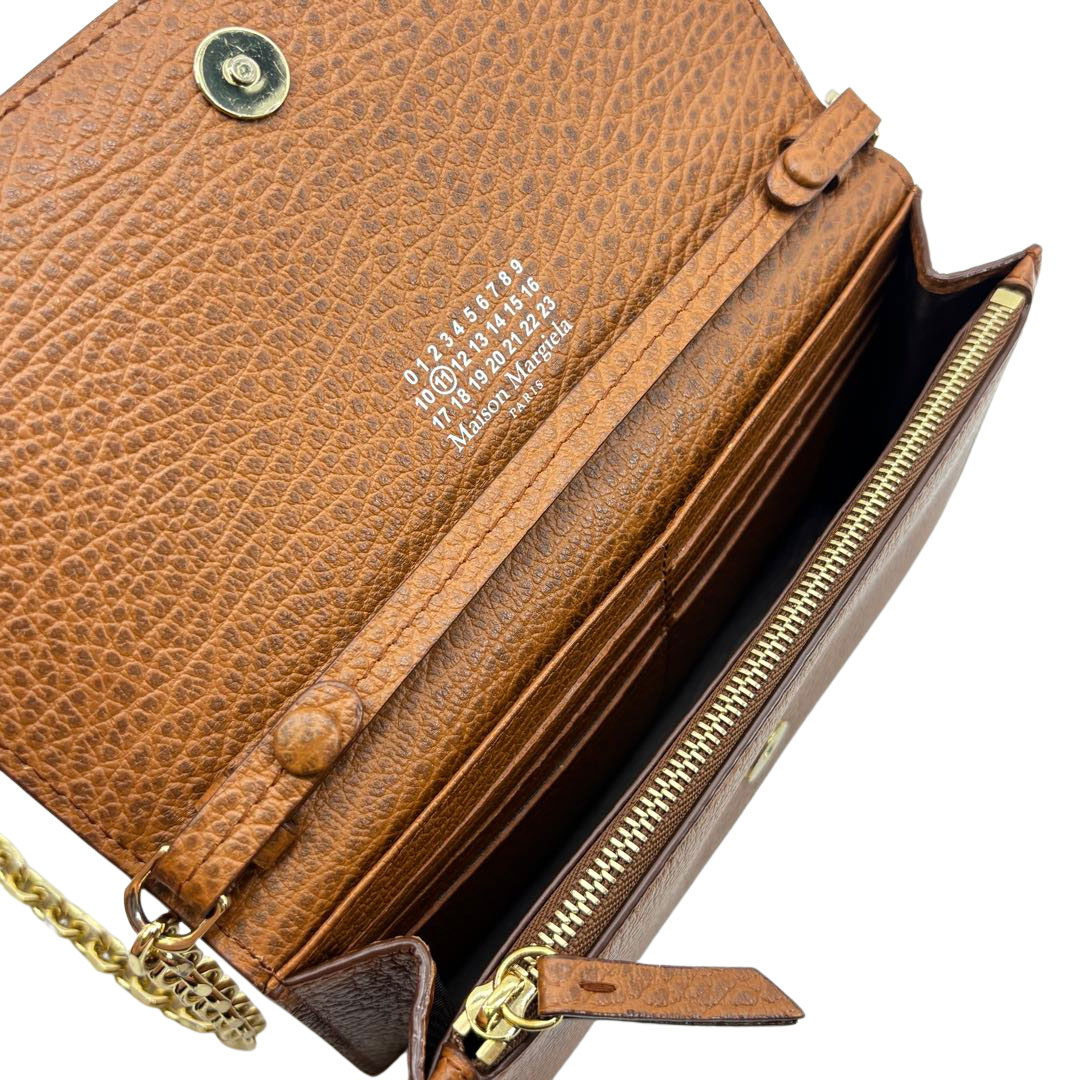 メゾンマルジェラ チェーンウォレット　ブラウン 統一感ある「こっくりブラウン」小物で、シックな着こなしにチャレンジ