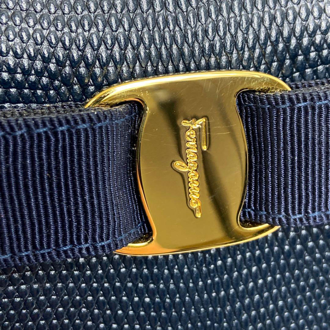 Salvatore Ferragamo サルヴァトーレ・フェラガモ ヴァラリボン 化粧ポーチ リザード 型押しレザー ネイビー ゴールド金具