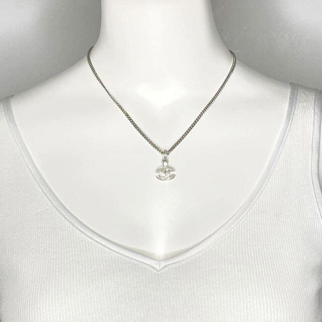 刻印ありCHANEL ロゴネックレス 緑色ストーン付きシャネル