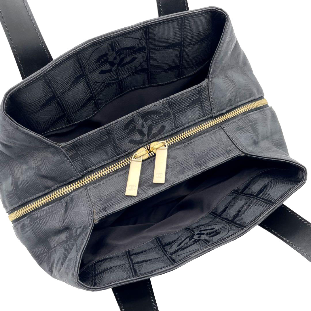 シャネル ニュートラベルライン バニティバッグ ブラック シリアル 6番台 シャネル ニュートラベルライン バニティバッグ ブラック