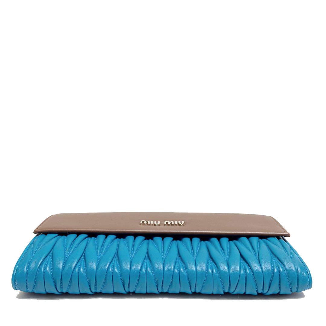 ✈訳あり　ミュウミュウ　マテラッセ レザー　手帳型 財布　スカイブルー　箱付き MIUMIU ミュウミュウ マテラッセ ホック式長財布 レザー
