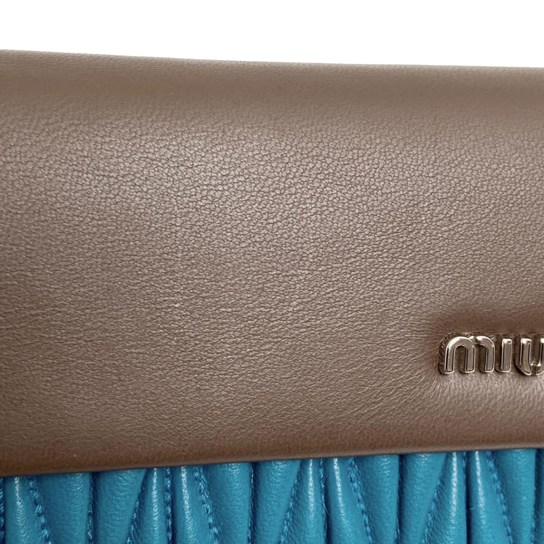 ✈訳あり　ミュウミュウ　マテラッセ レザー　手帳型 財布　スカイブルー　箱付き MIUMIU ミュウミュウ マテラッセ ホック式長財布 レザー