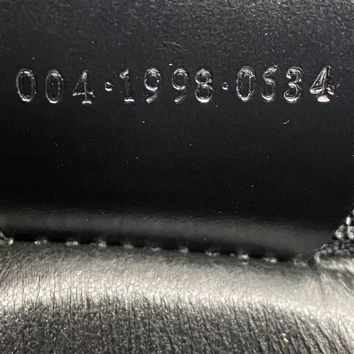 美品 グッチ エナメル クラッチバッグ リボン ミラー フラップ ロゴ型押し 銀 美品 グッチ エナメル クラッチバッグ リボン ミラー フラップ ロゴ型