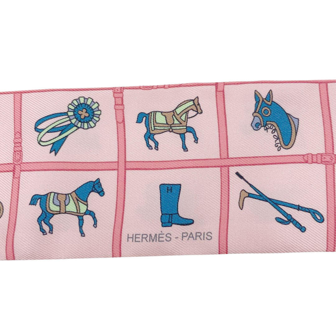 HERMES エルメス スカーフ ツイリー 『Couvertures et Tenues de Jour(馬着)』 シルク ローズ/ブルー/ヴェール 2022秋冬
