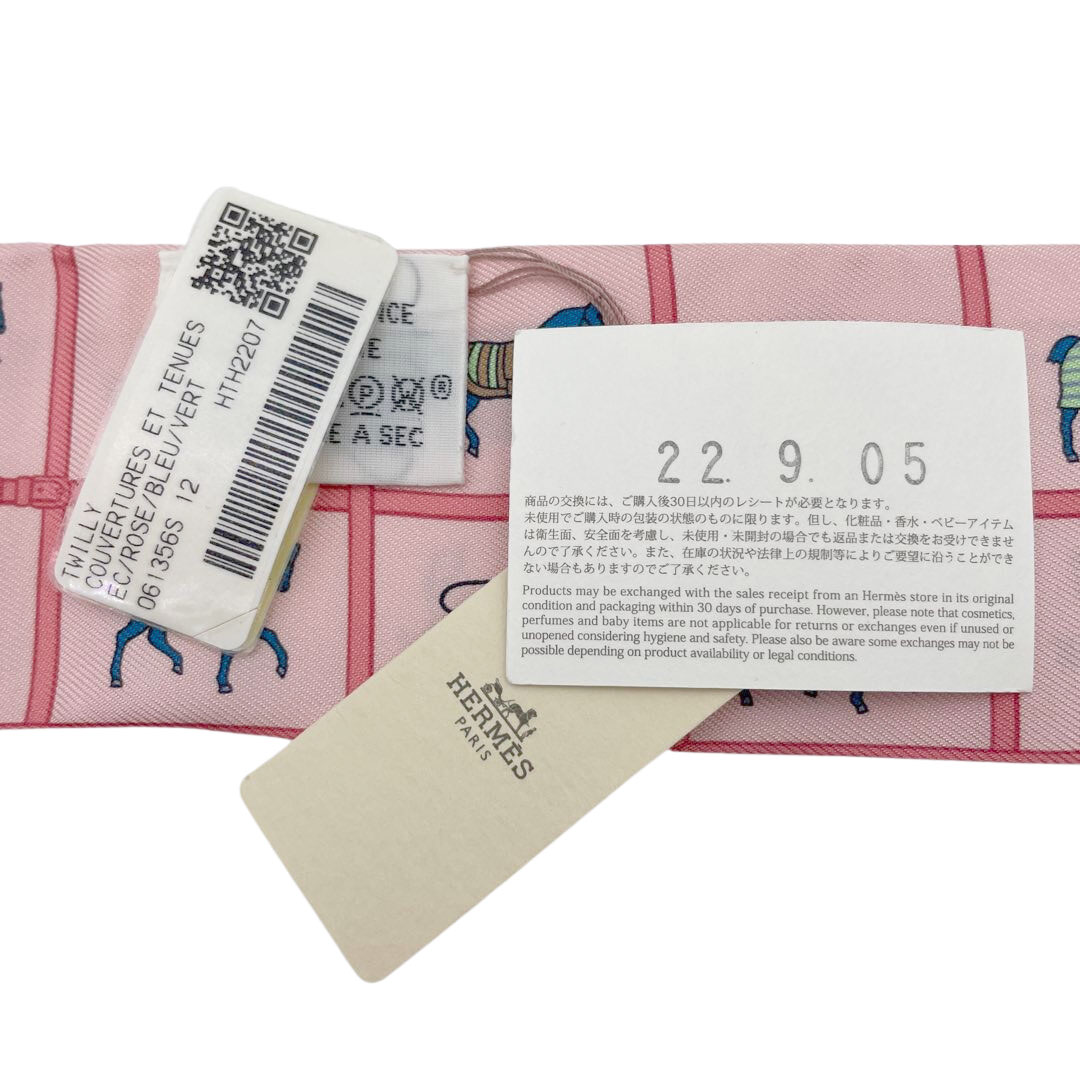 HERMES エルメス スカーフ ツイリー 『Couvertures et Tenues de Jour(馬着)』 シルク ローズ/ブルー/ヴェール 2022秋冬