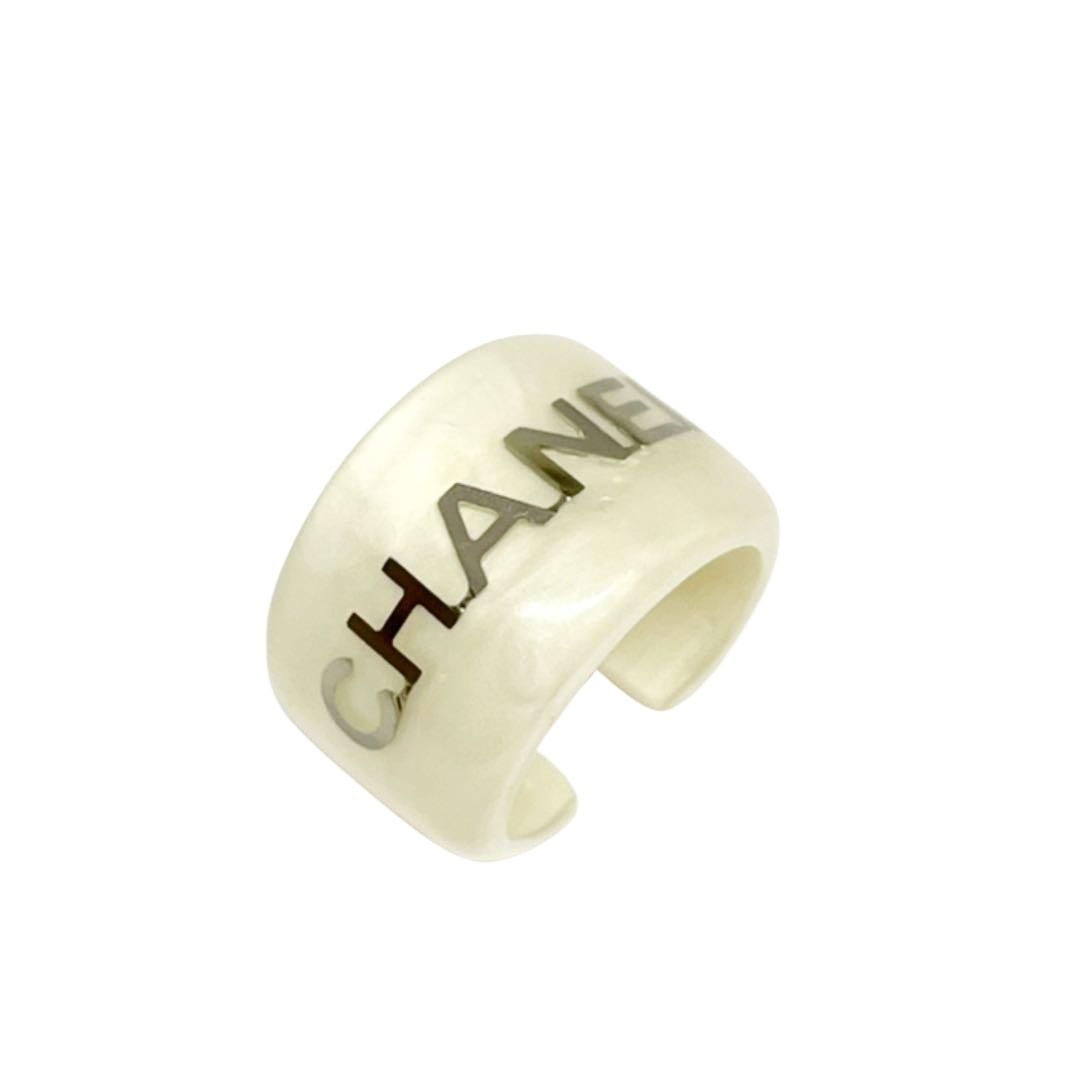 CHANEL シャネル ロゴリング 指輪 プラスチック パールホワイト 約14号