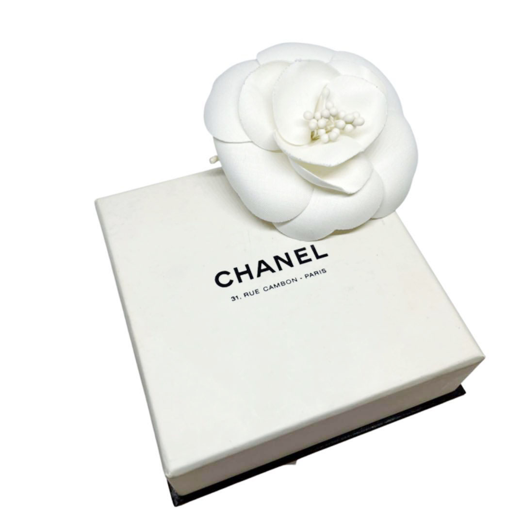 CHANEL 花型ブローチ ホワイト CHANEL 花型ブローチ ホワイト