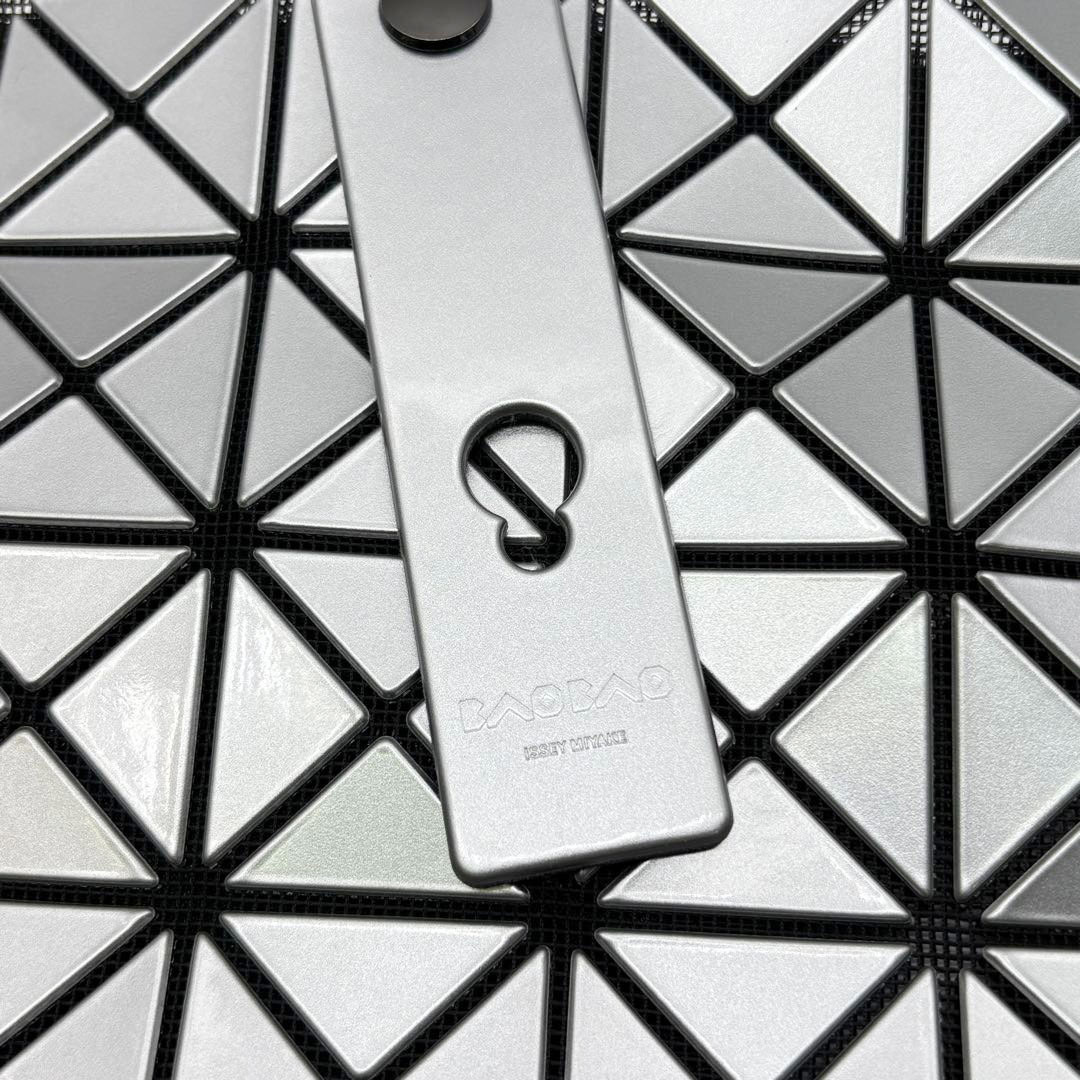ISSEY MIYAKE BAOBAO イッセイミヤケ バオバオ プリズム トートバッグ 10×10 シルバー BB53AG043