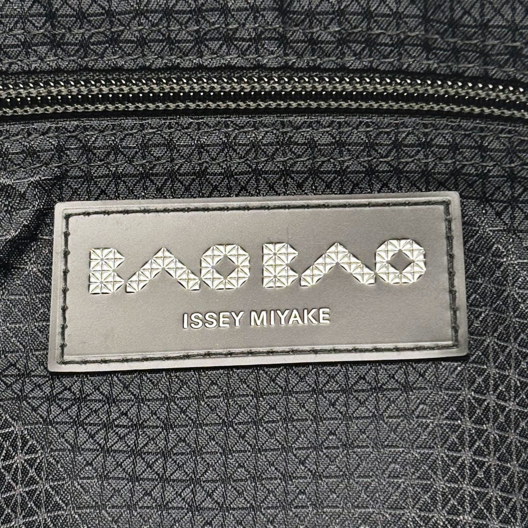 ISSEY MIYAKE BAOBAO イッセイミヤケ バオバオ ルーセント トートバッグ 6×6 ホワイト BB41AG053