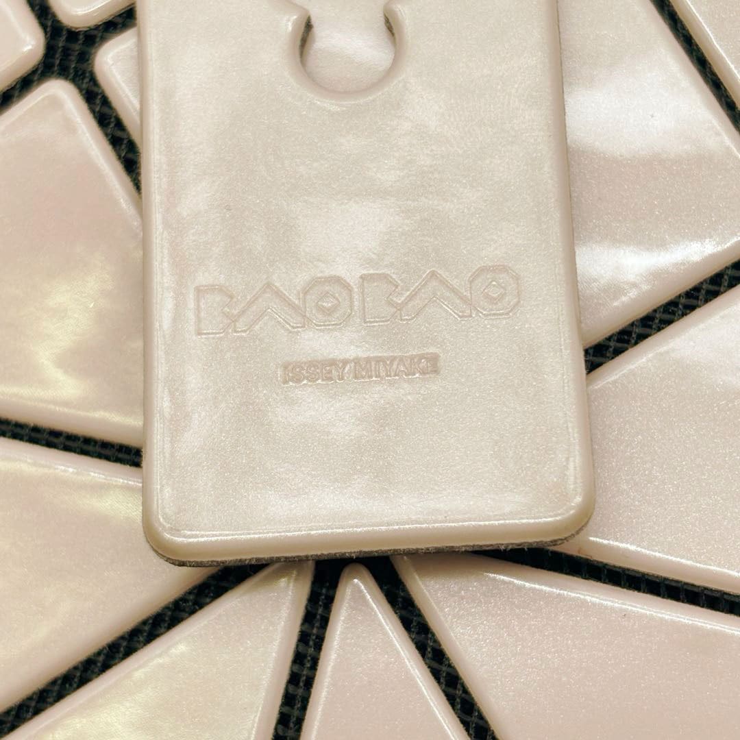 ISSEY MIYAKE BAOBAO イッセイミヤケ バオバオ ルーセント トートバッグ 6×6 ピンクベージュ BB01AG053