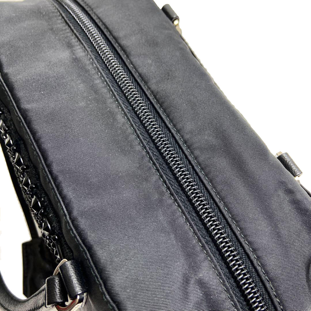 雑誌掲載【プラダ】ブラック ナイロン スタッズ ミニバッグ PRADA】プラダ『スタッズ付 ブラック ナイロン ショルダーバッグ