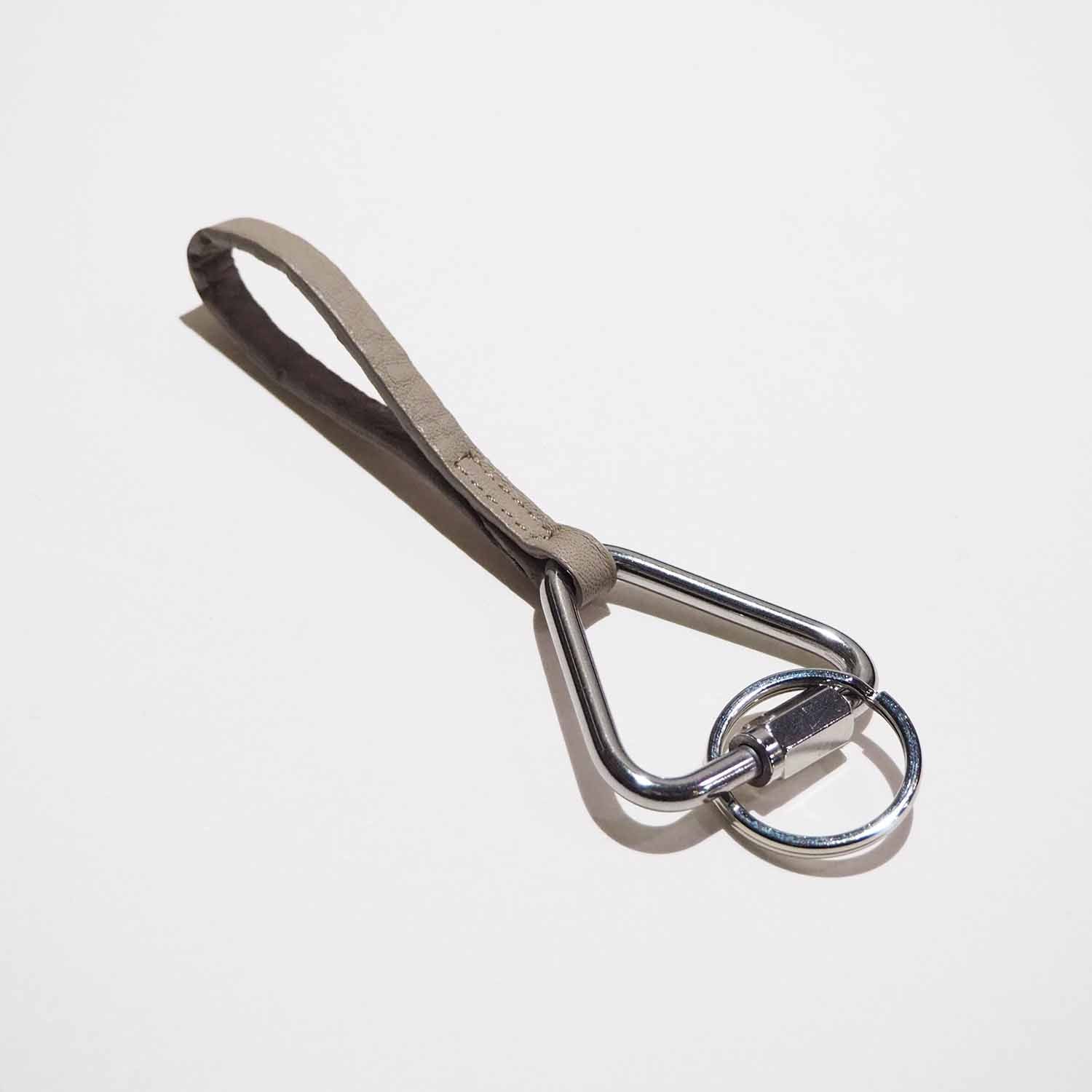 ERA. イーラ EO SHRINK TRIANGLE イーオーシュリンクトライアングル キーホルダー・キーリング GREIGE