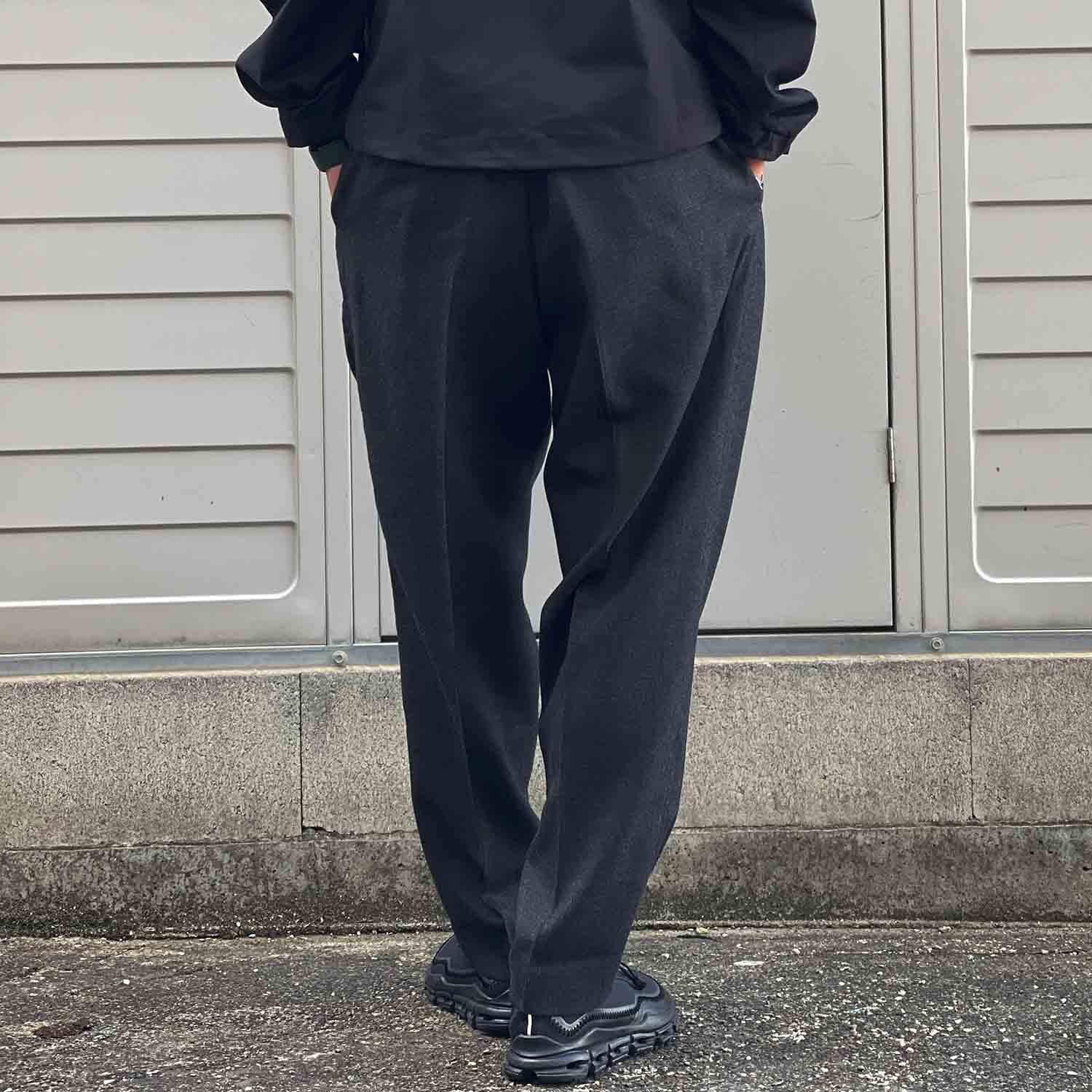 kolor ダークグレー プリーツスラックス 8100025S0475_l1_a042.jpg