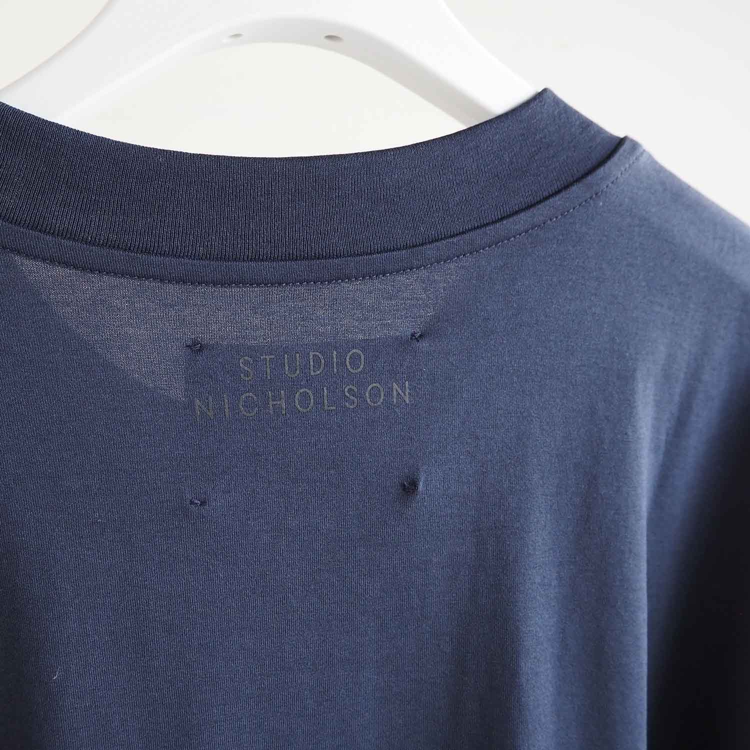 STUDIO NICHOLSON スタジオニコルソン MENS メンズ PIU SHORT SLEEVE T-SHIRT LOGO イージーフィットTシャツ DARKEST NAVY ダーケストネイビー