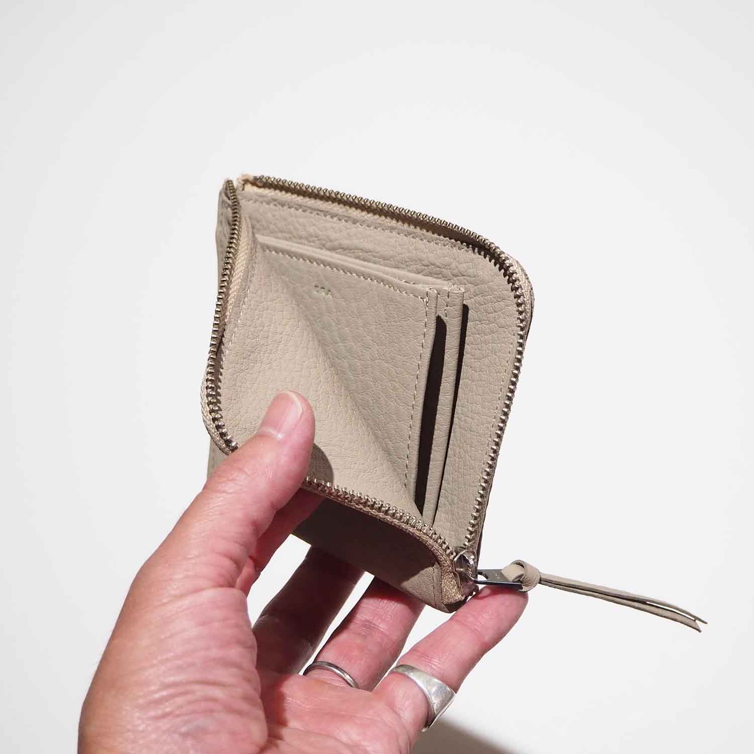 ERA. イーラ EO SHRINK L WALLET イーオーシュリンクL字ウォレット グレージュ