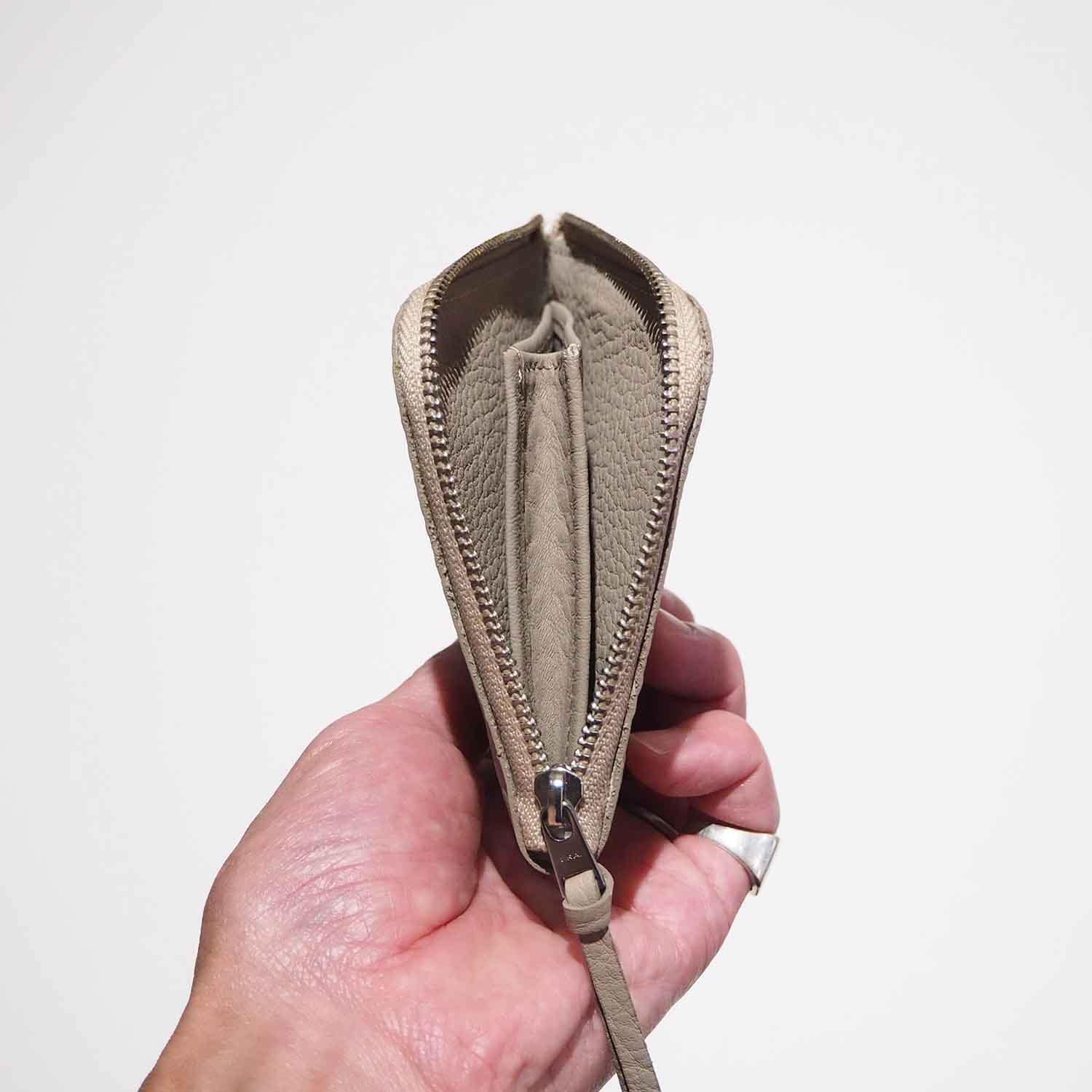 ERA. イーラ EO SHRINK L WALLET イーオーシュリンクL字ウォレット グレージュ