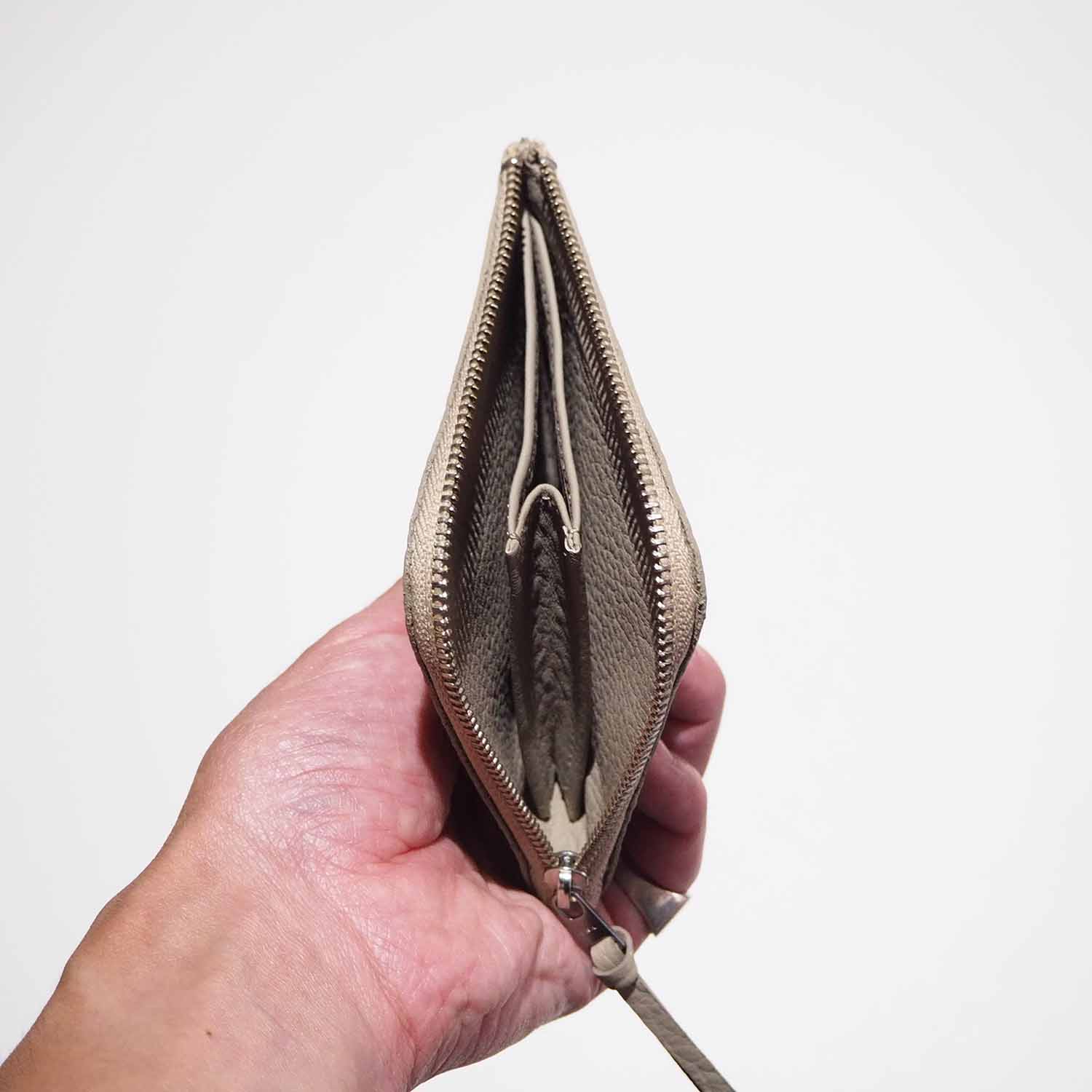 ERA. イーラ EO SHRINK L WALLET イーオーシュリンクL字ウォレット グレージュ