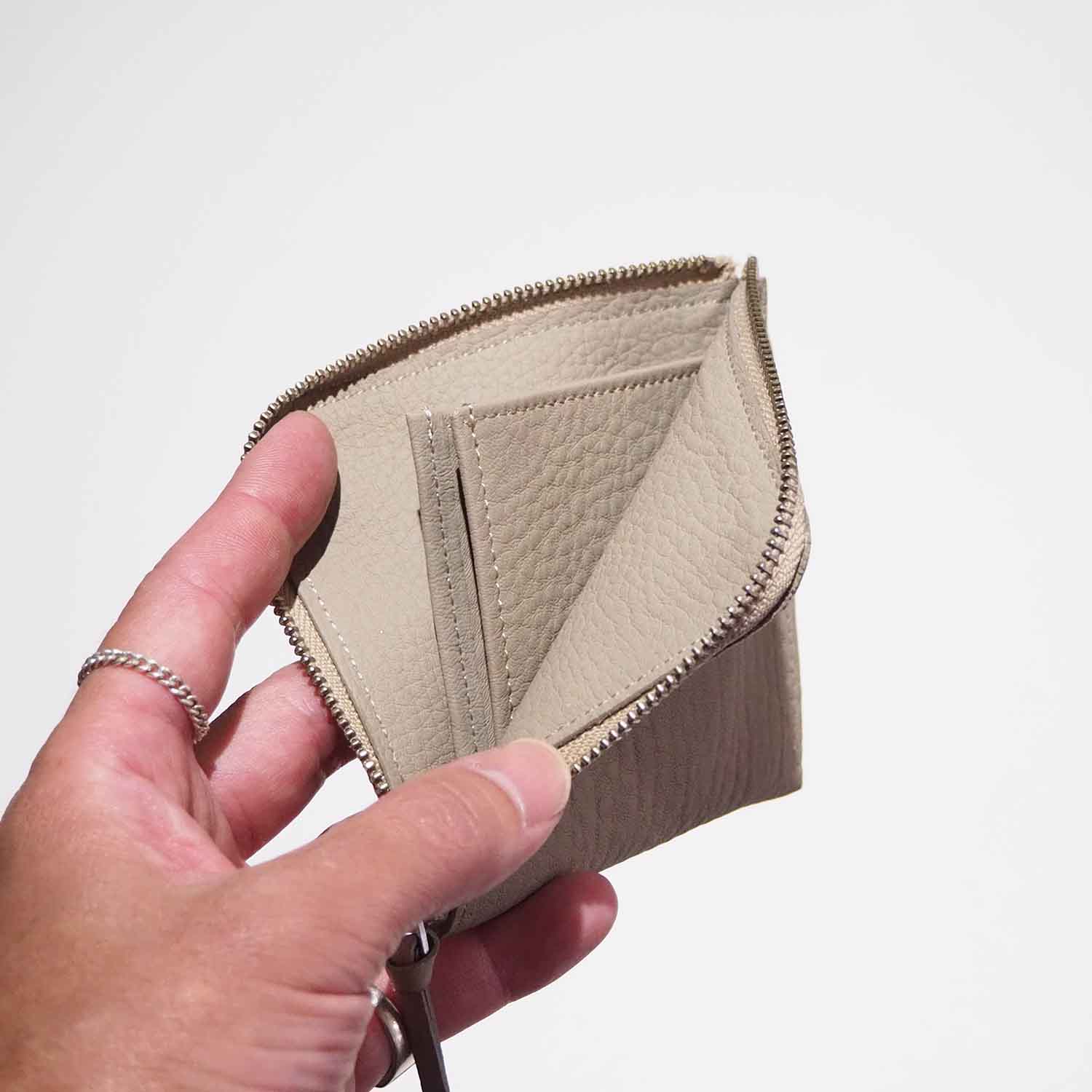 ERA. イーラ EO SHRINK L WALLET イーオーシュリンクL字ウォレット グレージュ