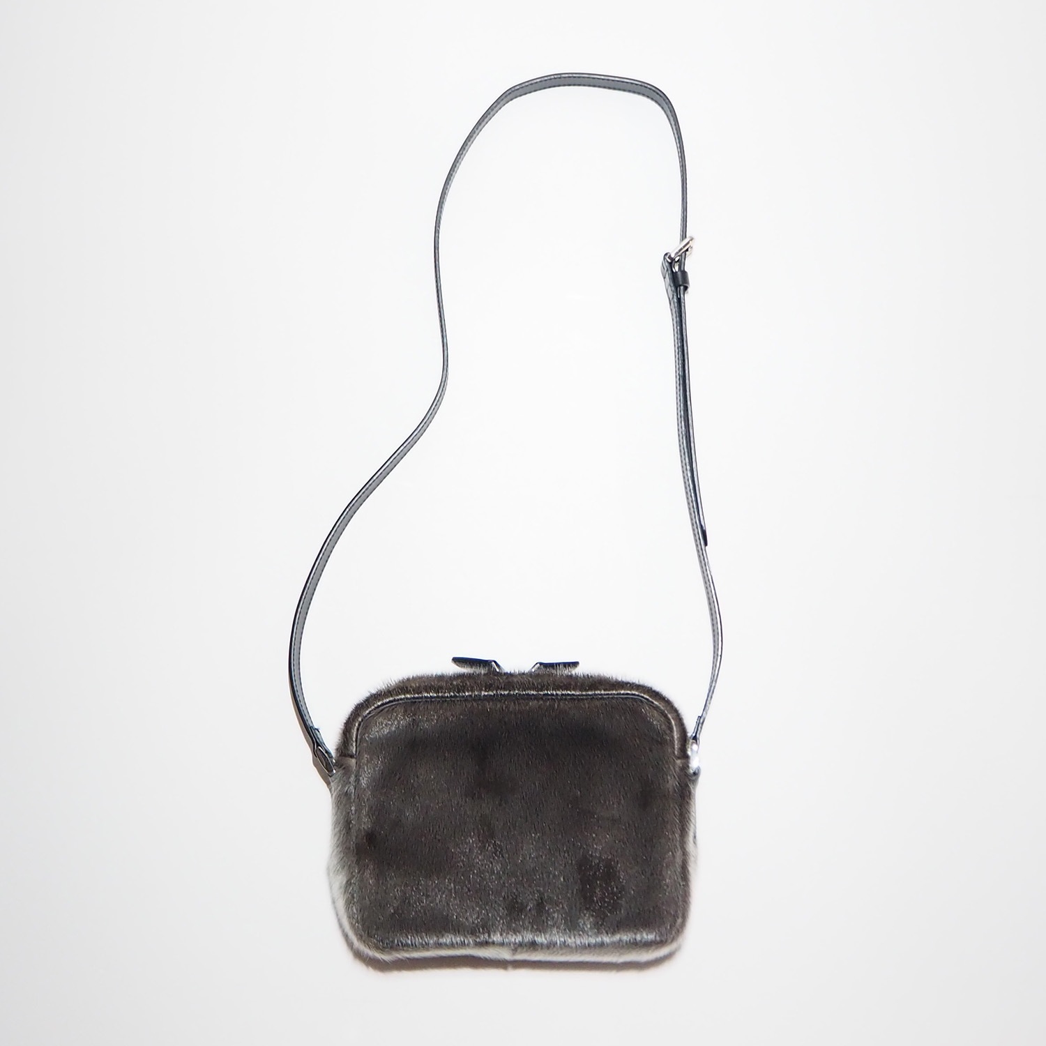 KUBERA9981 HORIZONTAL SHOULDER  Leopard Seal Fur クベラ9981 ミニショルダー アザラシ ナチュラルファー
