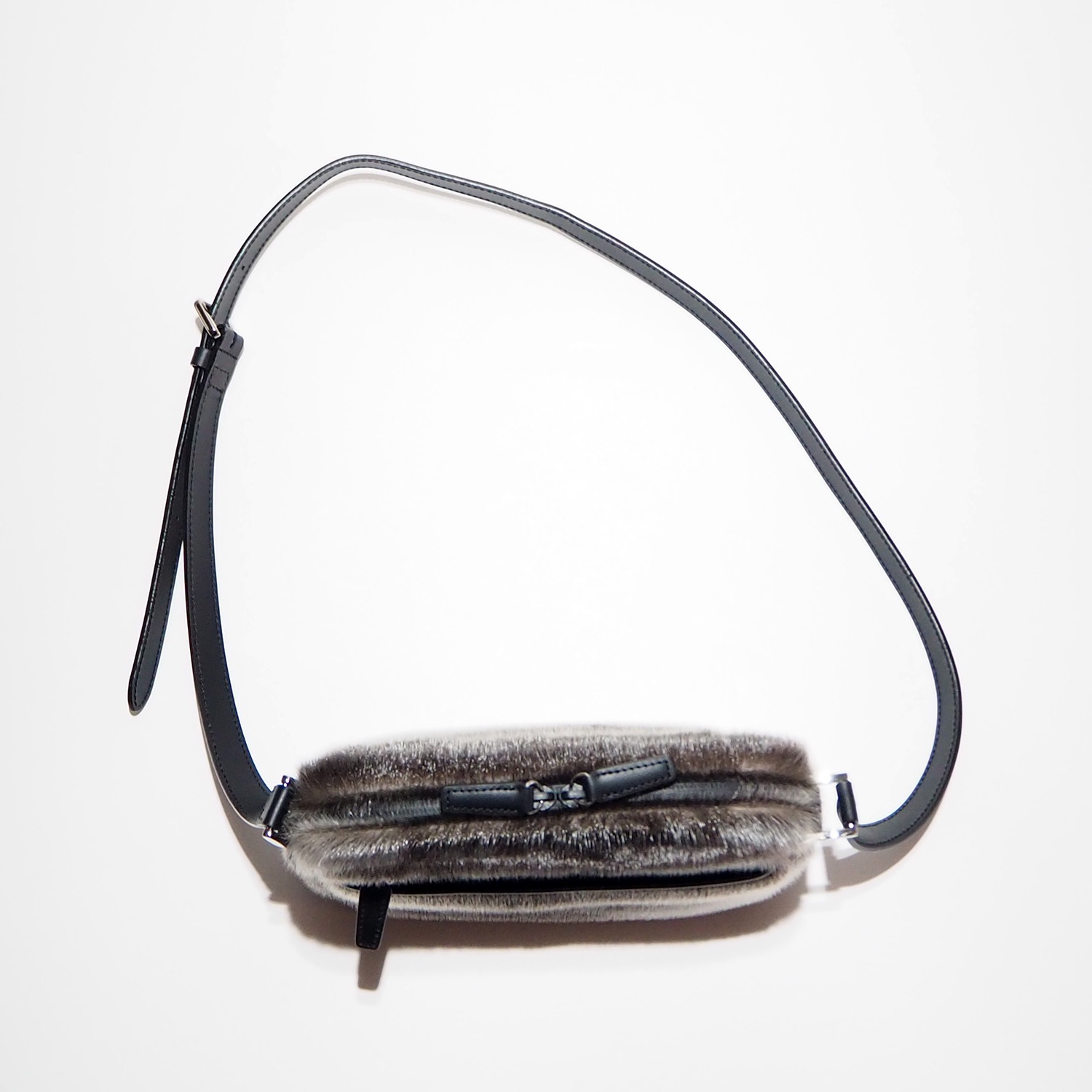KUBERA9981 HORIZONTAL SHOULDER  Leopard Seal Fur クベラ9981 ミニショルダー アザラシ ナチュラルファー