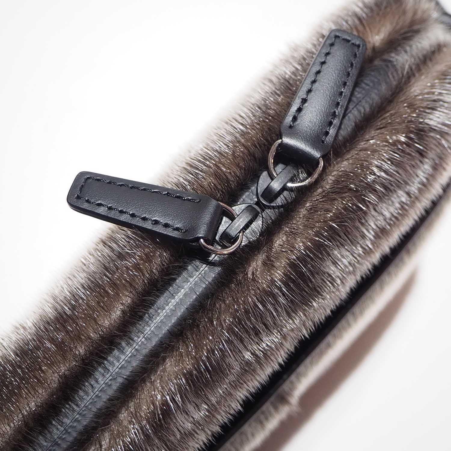 KUBERA9981 HORIZONTAL SHOULDER  Leopard Seal Fur クベラ9981 ミニショルダー アザラシ ナチュラルファー