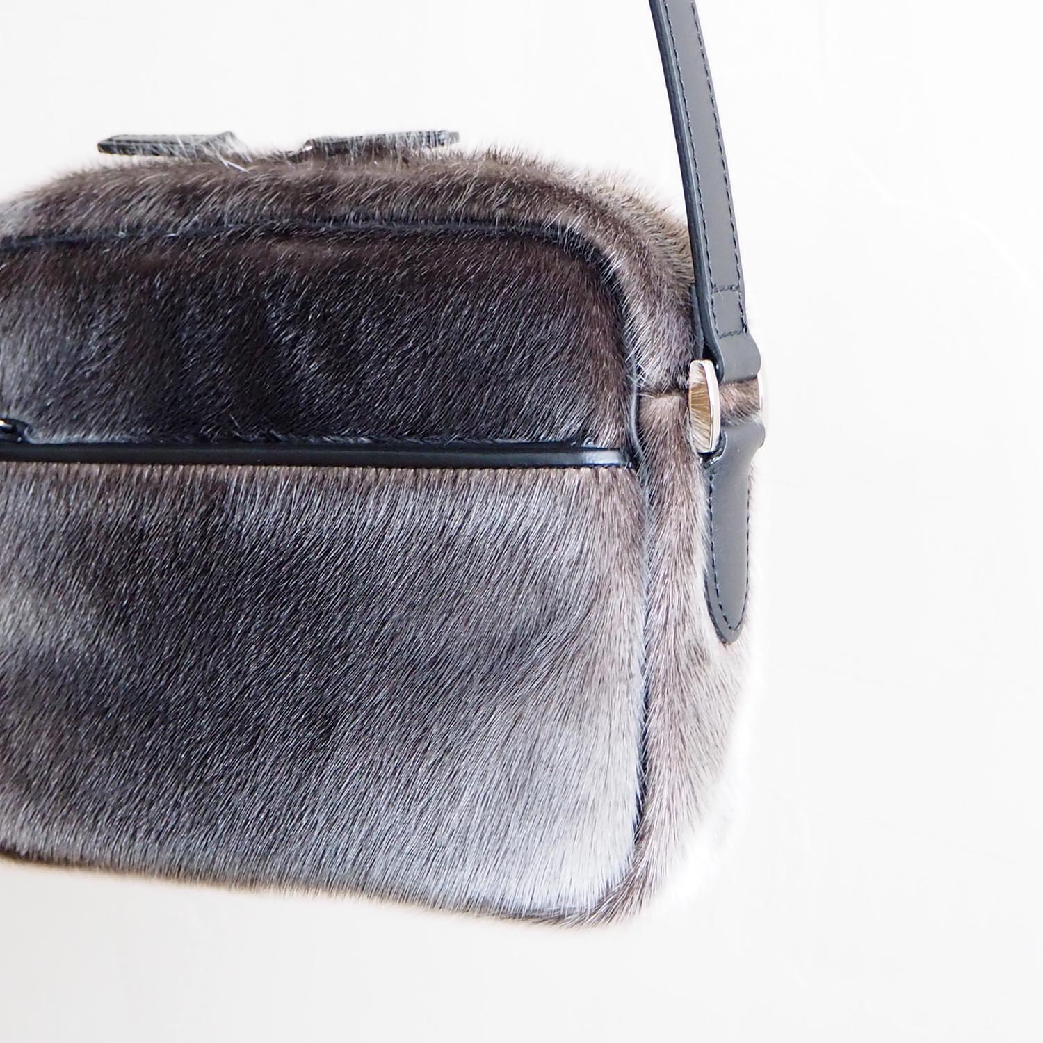 KUBERA9981 HORIZONTAL SHOULDER  Leopard Seal Fur クベラ9981 ミニショルダー アザラシ ナチュラルファー