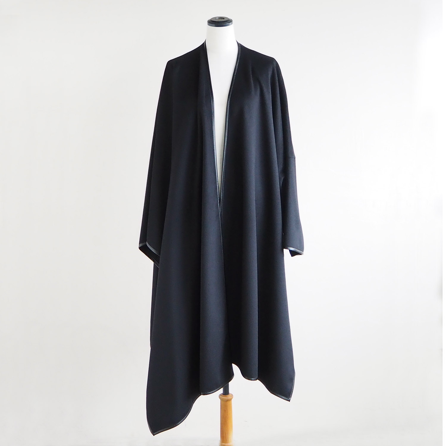 THROW スロー SHAWL CAPE ショール・ケープ AUDREY オードリー ウールフランネル ブラック