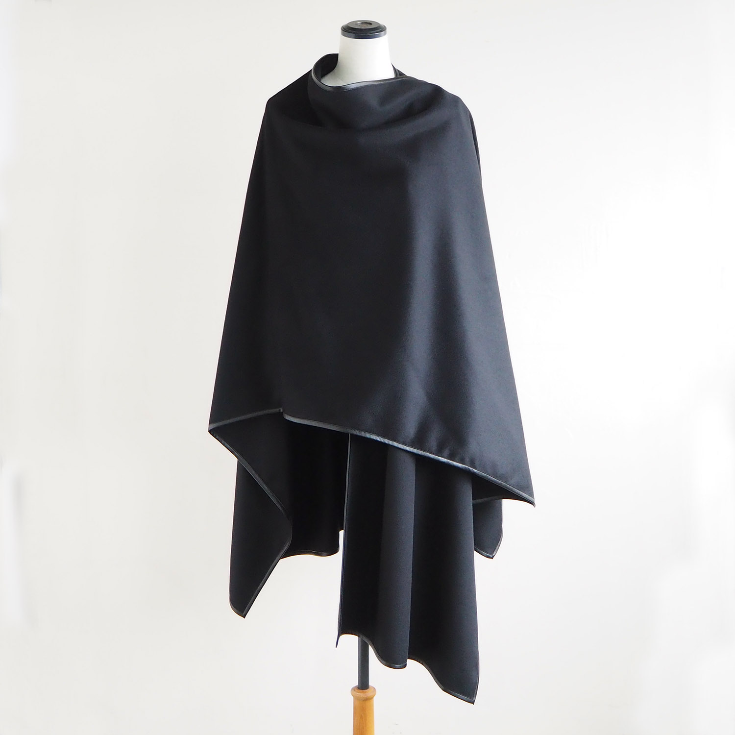THROW スロー SHAWL CAPE ショール・ケープ AUDREY オードリー ウールフランネル ブラック
